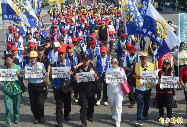 全國勞工團體組成的123大聯盟25日舉辦「反砍假、反過勞，全國勞工上街頭」遊行，齊聚民進黨中央黨部外，捍衛19天國定假日，捍衛勞工集體勞動條件。並遊行至立法院。（記者簡榮豐攝）