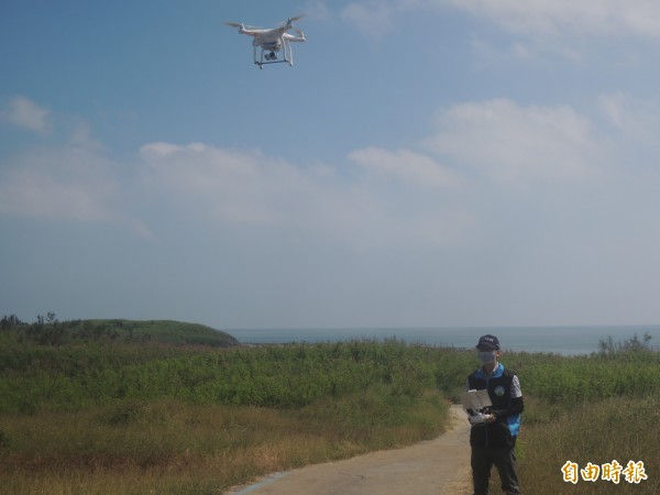 環保署支援直升空拍機，讓澎湖廢棄垃圾坑無所遁形。（記者劉禹慶攝）