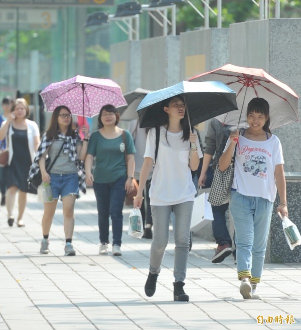 秋老虎持續發威，民眾外出應注意防曬及補充水分。（記者黃志源攝）