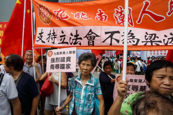 數萬港民發起「反辱華反港獨」遊行，譴責梁頌恆、游蕙禎的辱中言論。（法新社）