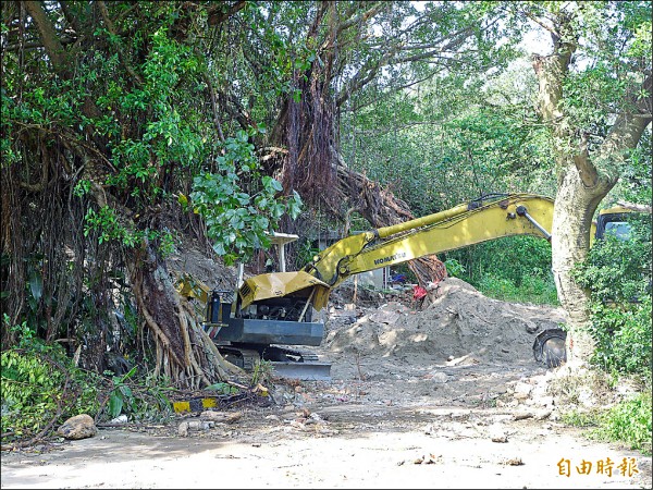 淡江大橋八里聯絡道路工區挖到骨骸，民眾認為當下未立刻通報文化局，行事流程有瑕疵。（記者李雅雯攝）