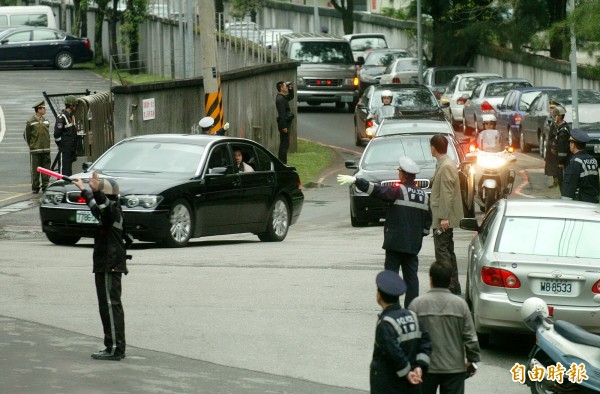 國安局裡封存只能拆成廢鐵的總統座車。圖為2006年陳水扁總統車隊。（資料照）