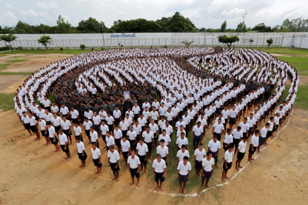 泰王蒲美蓬（Bhumibol Adulyadej）於本月13日病逝，有超過3000名受刑人聚集在一起，排出一個泰國的數字「9」，藉此紀念蒲美蓬。（路透）