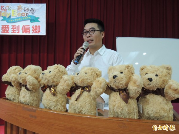 高市議員邱俊憲主持贈熊給弱勢童儀式，6隻泰迪熊圍在他身邊。（記者王榮祥攝）