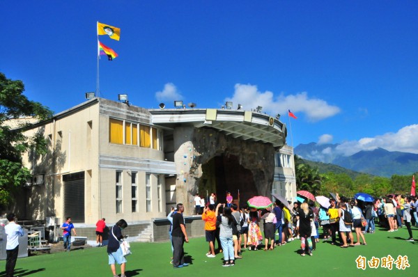 彩虹旗在東華大學司令台旗桿升起一日，以聲援明天台北舉辦的台灣同志大遊行。（記者花孟璟攝）