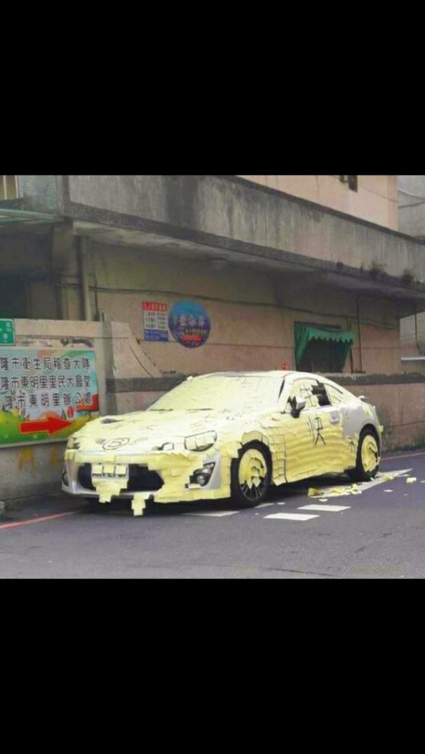 萬姓男子的車停在基隆市東明路，被友人惡作劇，貼上黃色便利貼，反引來警方開單。（記者林嘉東翻攝）