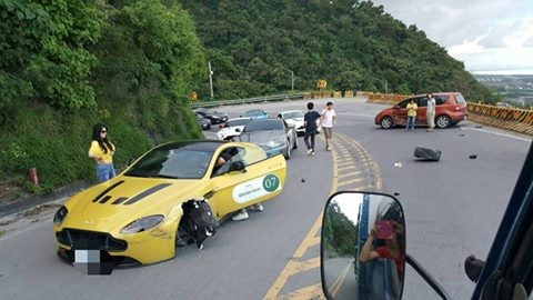 台東南迴公路27日下午發生超跑與自小客車擦撞意外。（取自「台東臉書災害通報」）