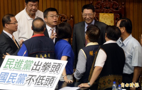 立法院副院長蔡其昌進議場向國民黨立委說明，因上午未宣布開議，所以也不用宣布散會，國民黨隨即也結束霸佔主席台離開議場（記者林正堃攝）