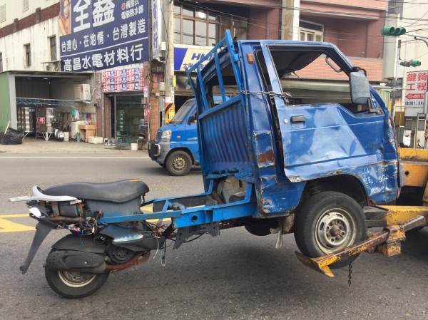 他路上直擊爆改的另類三輪車，令不少網友大讚超狂！（擷取自「爆料公社」）