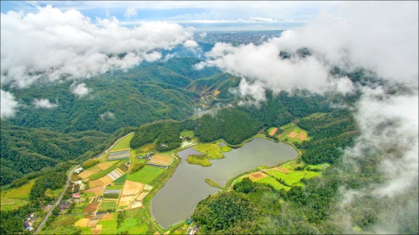 經過梅姬颱風強風吹襲，雙連埤湖中半公頃的小浮島（右一）從湖南岸漂移兩百公尺到東岸（讀者蔣維峻提供）