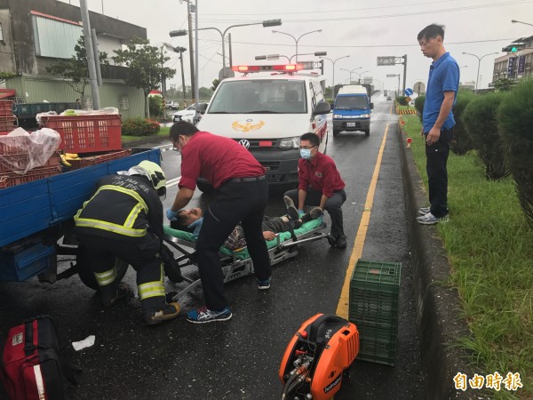 駕駛左腿受傷緊急送醫。（記者林敬倫攝）