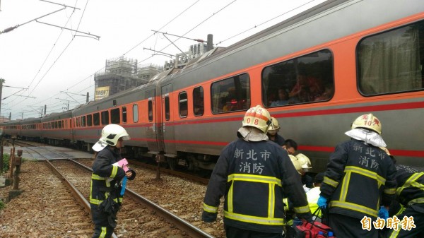 一名女子在新北市鶯歌遭南下自強號撞上，無生命徵象送醫。（記者吳仁捷攝）