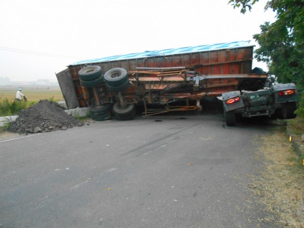 曳引車車斗翻覆，車身橫倒斑鳩路。（記者張聰秋翻攝）