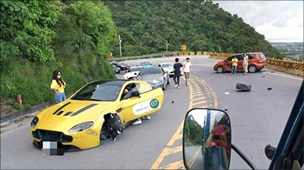 台東南迴公路27日下午發生超跑與自小客車擦撞意外。（取自「台東臉書災害通報」）