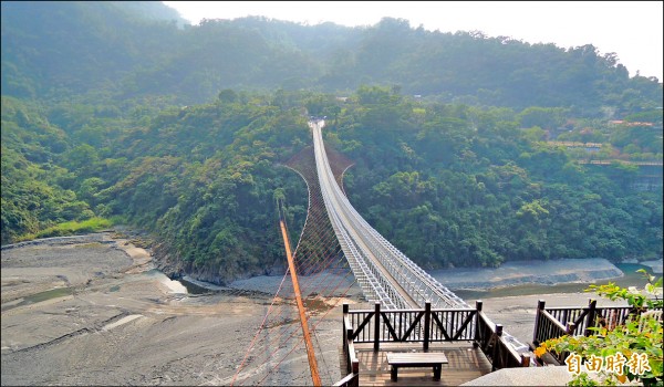 原計畫在山川琉璃吊橋（見圖）瑪家端山壁興建的翔鷹空中步道，因考量環境安全，縣府決定停建。（記者李立法攝）