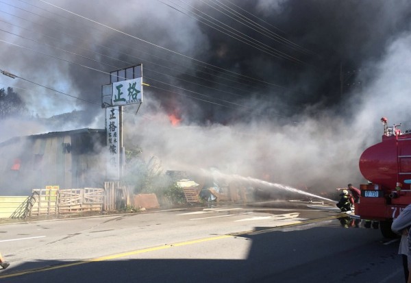 大溪家具工廠火警火勢猛烈，（記者李容萍翻攝）