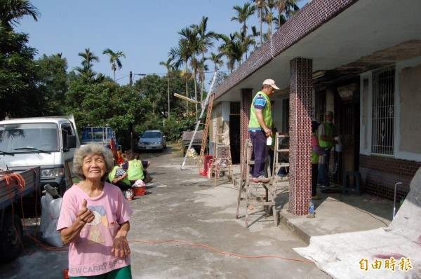 總統教育獎得主葉欣宜家境清寒，住家屋頂漏水，勞工局結合工會志工協助修繕，葉欣宜阿嬤開心得豎起大姆指稱讚。（記者王涵平攝）