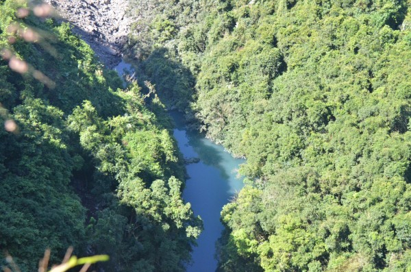 紅葉村松楓橋上游因坍方落石阻河道，形成1個堰塞湖，村民憂潰堤引災。（記者陳賢義翻攝）