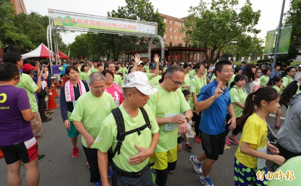 「阿罩霧鄉村田野公益路跑」今天清晨開跑，吸引4000多位喜歡路跑的大小朋友參加。（記者陳建志攝）