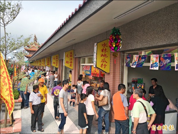 台西安西府美食特產商店街昨天開幕，各店家前都大排長龍。（記者黃淑莉攝）