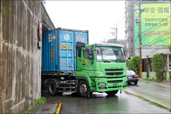 貨櫃車經過該涵洞時，往往出現頭過身未過的窘況。
（記者吳政峰翻攝）