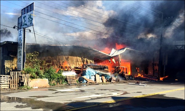 大溪兩家具工廠大火濃煙直竄天際 地方 自由時報電子報