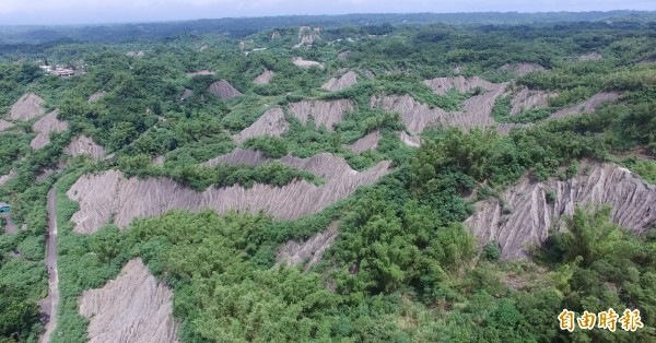 南市龍崎區絕美白堊泥岩地景計畫要興建事業廢棄物掩埋場，藍綠議員同聲反對。（記者蔡文居攝）