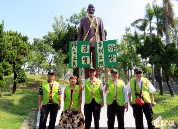 民眾要求拆除蔣介石銅像，落實轉型正義。（記者張菁雅攝）