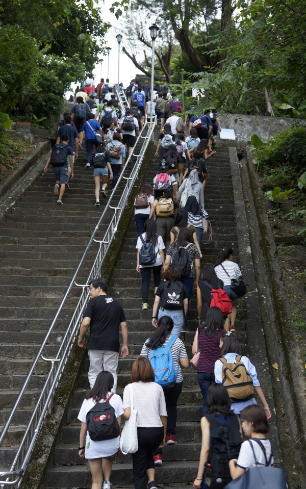 多益成績灌水330分，越籍生遭淡大退學。圖為淡大新生開學必修課，爬上132石階的克難坡。（淡江大學提供）