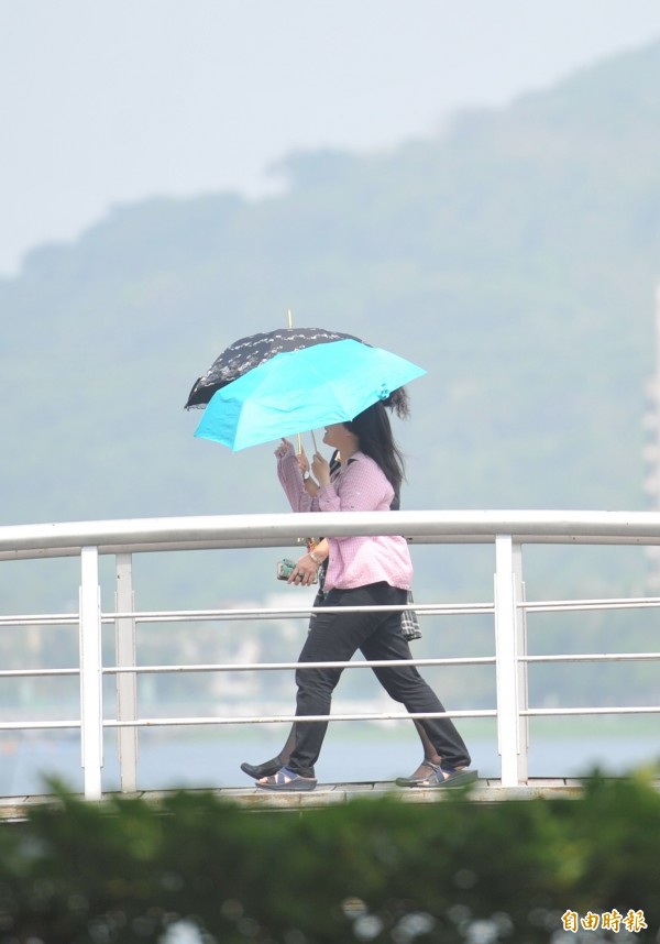 氣象局表示，今晚起東北季風增強，北部地區將轉為有局部短暫雨的天氣，明天開始東北風影響，北部、東北部及東部天氣較涼。（資料照，記者黃志源攝）