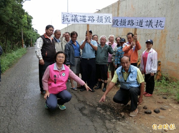 配合板新水廠北水南送工程里民改道產業道路，大小車爭道、路面塌陷惹民怨。（記者李容萍攝）