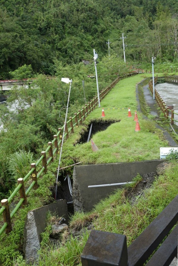 供應自來水公司利嘉淨水廠水源的大南圳，沉砂池排砂道因風災受損，需停水修復。（台東農田水利會提供）