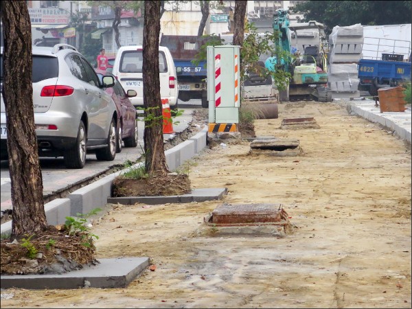 人行道施工 樹根被水泥框封 地方 自由時報電子報