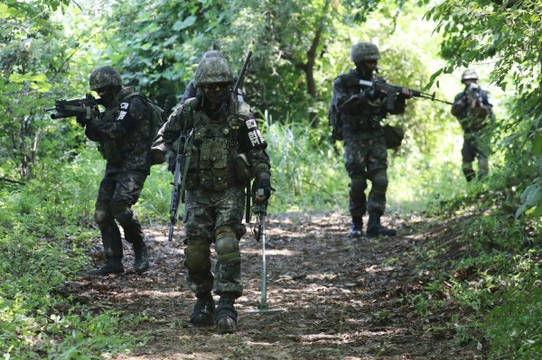 「閨蜜干政」影響極大，南韓軍方擔心北韓可能藉此「趁虛而入」，將所有軍方人士出訪及安保活動全數延期，全面戒備北韓動向。（美聯社）