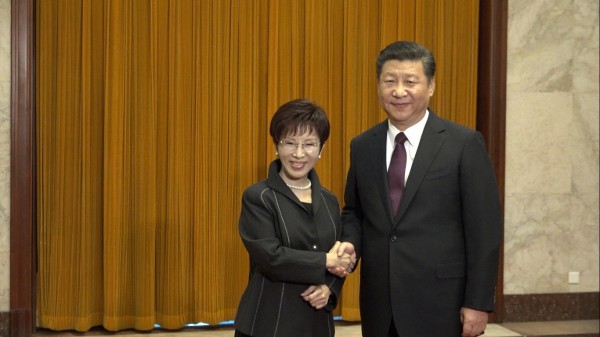 國民黨主席洪秀柱今下午與中共總書記習近平會面握手。（照片由國民黨提供）