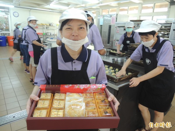 香園教養院師生採用有機蛋製作烘焙，當麵包蛋糕香噴噴地出爐時，無不露出滿足的笑容。（記者廖雪茹攝）