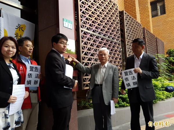 律師黃帝穎(右3)、鄭文龍(右1)及傅馨儀(左1),今到台北地檢署按鈴告發,指控馬英九洩露國家機密。(記者錢利忠攝) 律師黃帝穎(右3)、鄭文龍(右1)及傅馨儀(左1),今到台北地檢署按鈴告發,指控馬英九洩露國家機密。(記者錢利忠攝)