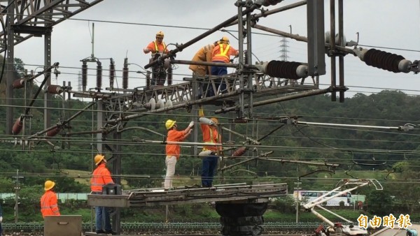 台鐵基隆、八堵間電車線發生故障意外，台鐵人員搶修。（記者林欣漢攝）