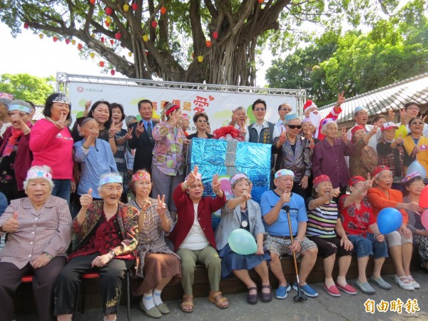 甘霖基金會邀請多位日照中心老人表演歌唱，呼籲民眾踴躍參加本月19日的園遊會。（記者蘇金鳳攝）