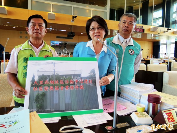 市議員張芬郁（中）指出，台中市過半數社區活動中心沒有使照，甚至還出現產權糾紛。（記者張菁雅攝）