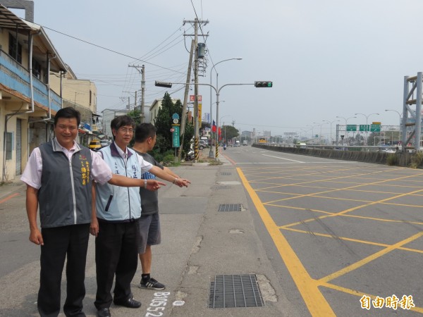 港尾里長楊忠義表示，希望政府在環中路靠近中清路段，增設一車道，減少塞車（記者蘇金鳳攝）