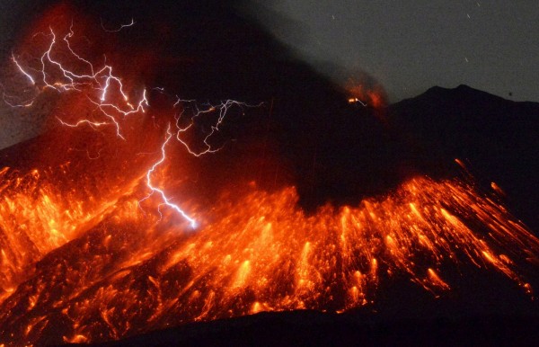 圖為今年2月5日櫻島火山爆發。（路透）