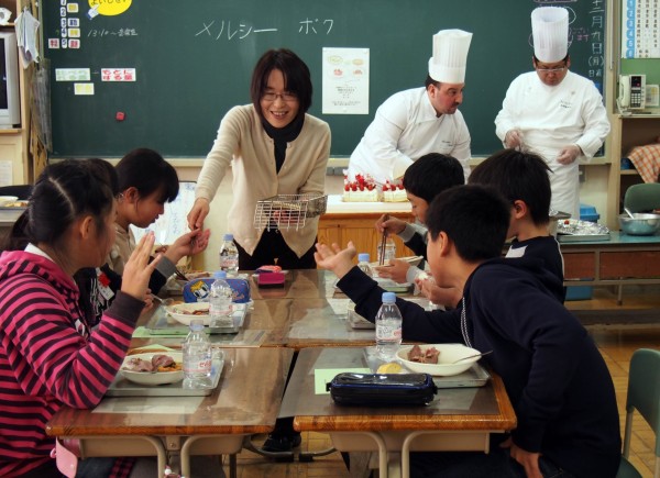 日本三重縣鈴鹿市教育委員會宣布，因應蔬菜價格飆漲，30所市立小學、13所幼稚園將於12月20日、1月12日停止供應營養午餐。（法新社）