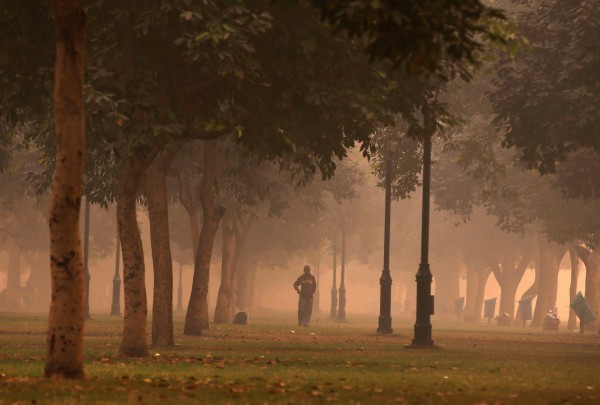 印度近日的空氣品質因排燈節極度糟糕，首都新德里在排燈節期間的PM2.5濃度約為300，排燈節後更飆破600。（路透）