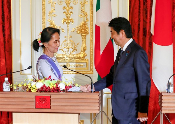 今（2）日翁山蘇姬（左）與安倍首相（右）於東京港區的迎賓館進行會談；安倍首相表示，未來5年，日本官民合作將提供8000億日圓的支援，協助緬甸的建設與發展。（路透）
