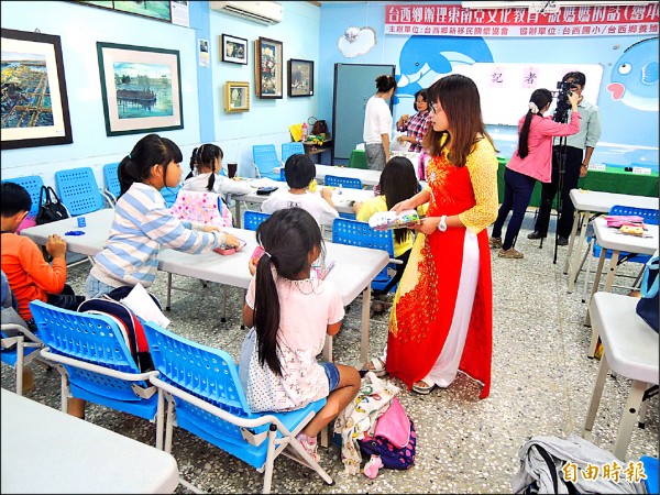 台西國小越南語開課，幫助學童拉近與新移民媽媽距離。（記者陳燦坤攝）