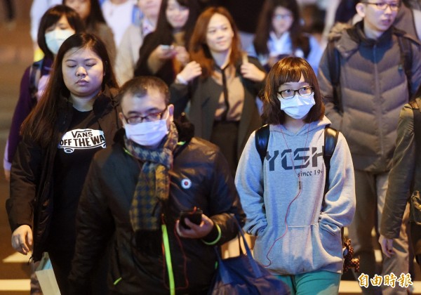 首波東北季風來襲，但明日至下週一將稍微減弱，不過下週二又會有一波東北季風報到。（資料照，記者廖振輝攝）