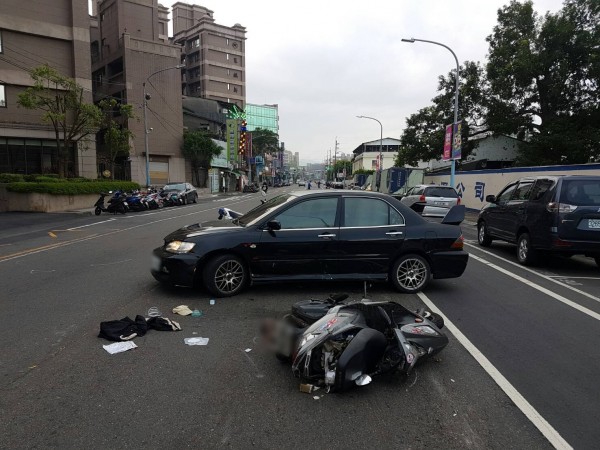 17歲林姓少年無照駕駛，車輛迴轉時疑因未注意後方來車，致60歲的張姓騎士攔腰撞上，事故現場物品散落一地（記者游承霖翻攝）