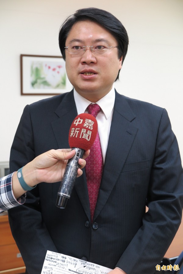 林右昌說，捷運延伸基隆支票，已經簽給市民了。（記者林欣漢攝）