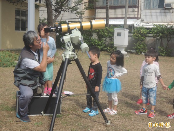 澎湖氣象站慶祝雙甲子生日，開放民眾參觀體驗。（記者劉禹慶攝）